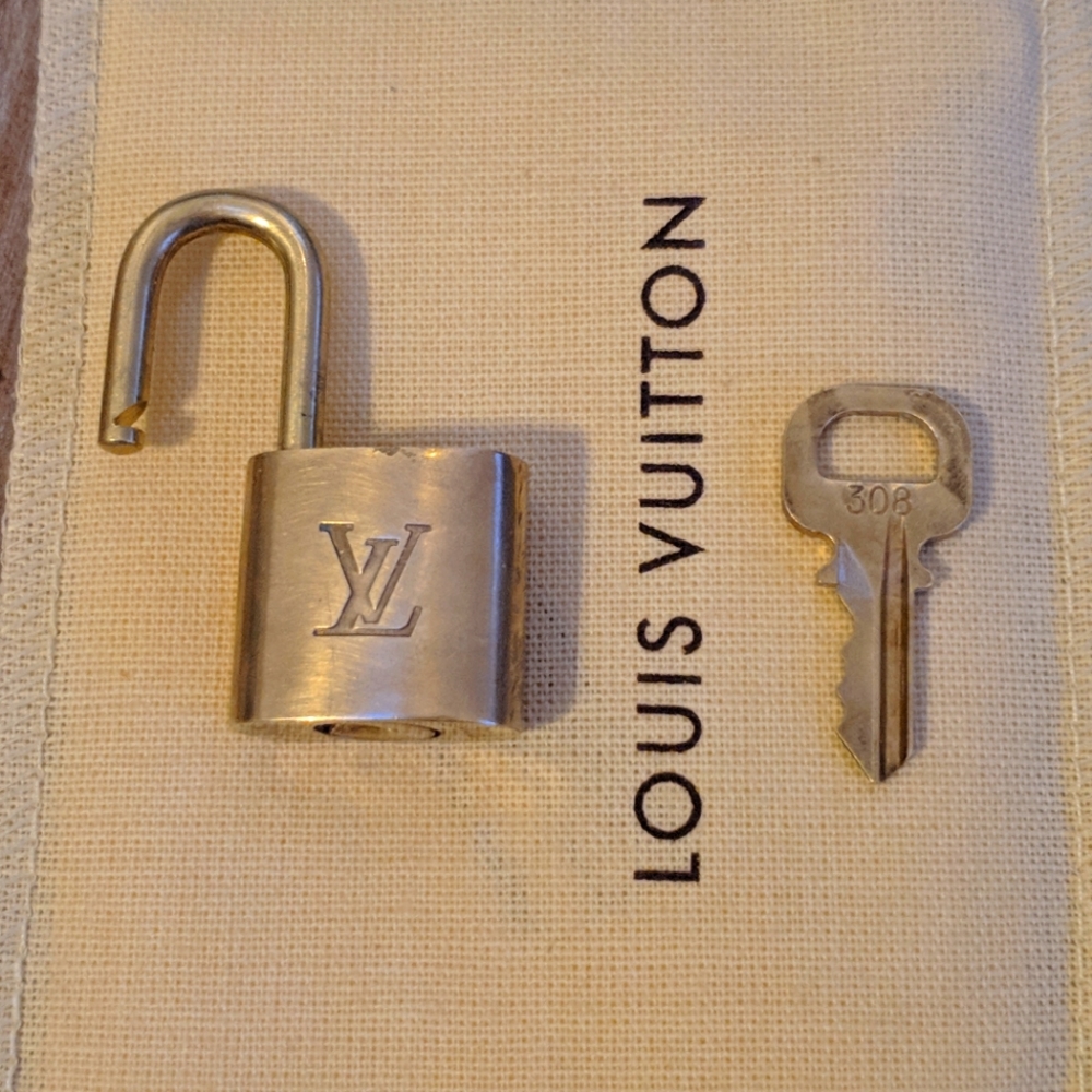 Louis Vuitton Padlock with one key #308